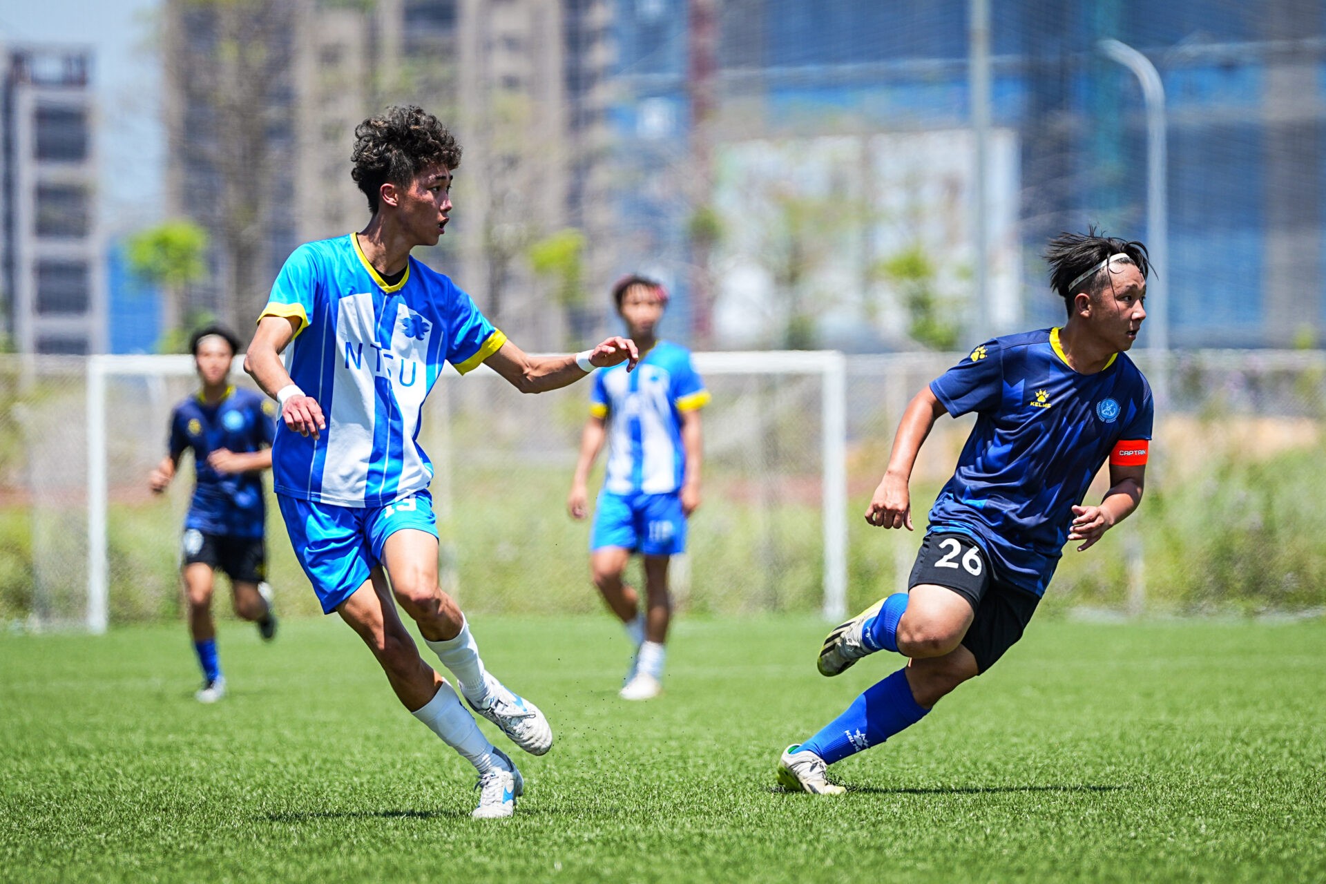 詹姆斯高空接力扣篮，点燃全场