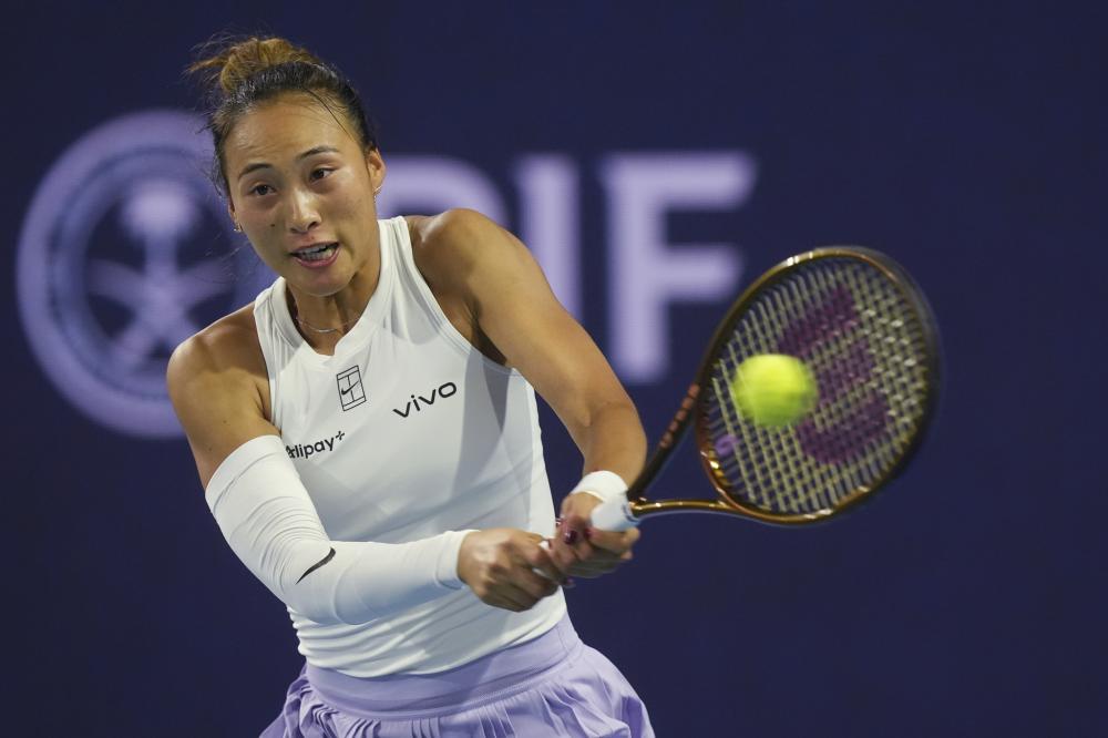 意大利赛车手罗西回忆马拉多纳：我曾单膝跪地亲吻他的左脚