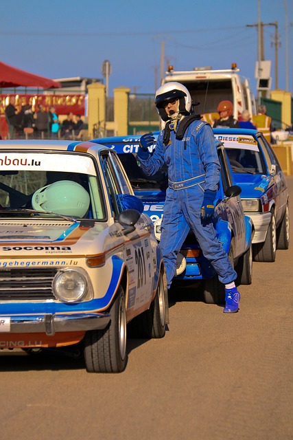 世界杯小组赛抽签揭晓，各组形势激烈，比利时、西班牙、法国等强队争夺晋级，姆巴佩与哈兰德有望对决，阿根廷实力强劲，晋级概率极高。